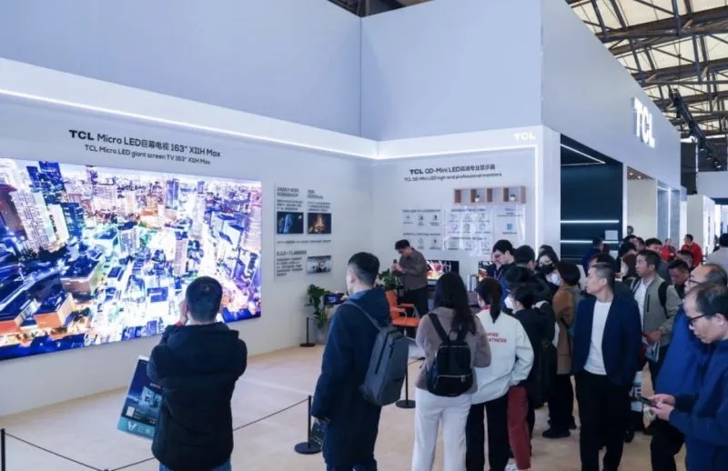TCL华星武汉印刷OLED试产线设备调试中